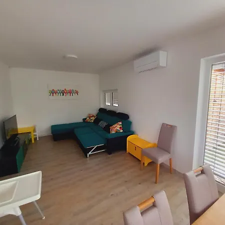 Riverside Holiday House *